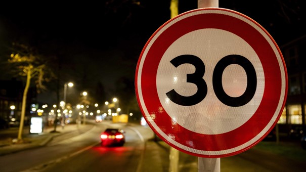 Amsterdam hat am Fr. 08.12. für 80% der Straßen Tempo 30 eingeführt.